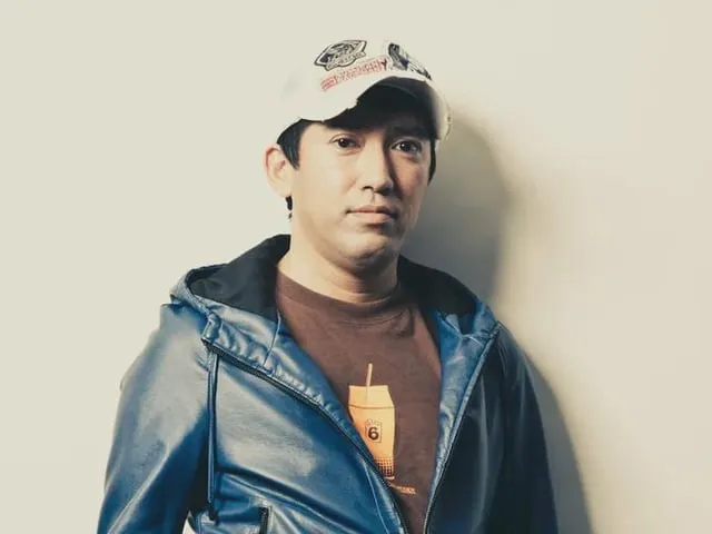 Pirat_Nation's tweet photo. Shinji Mikami, the creator of Resident Evil, recently shared his thoughts on game streams and playthrough videos, saying that great games should make people want to play them themselves.

Speaking about watching games online,“If viewers watch a playthrough of a game all the way to the end and are satisfied with just that, then it was only that good of a game.”

 “Our job is to make games that leave people wanting to clear them with their own hands, even if they’ve watched someone else do it, so keep streaming.”