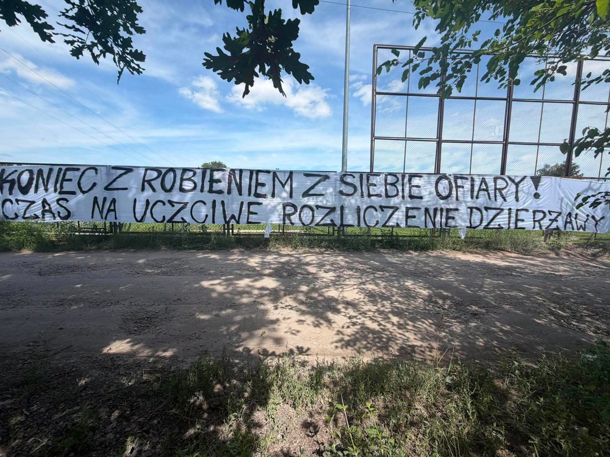EnigmaUltras's tweet photo. KONIEC Z ROBIENIEM Z SIEBIE OFIARY!
CZAS NA UCZCIWE ROZLICZENIE DZIERŻAWY!

Stosowny transparent wisi już na terenach Polfy! https://t.co/4Gckwjcqsr