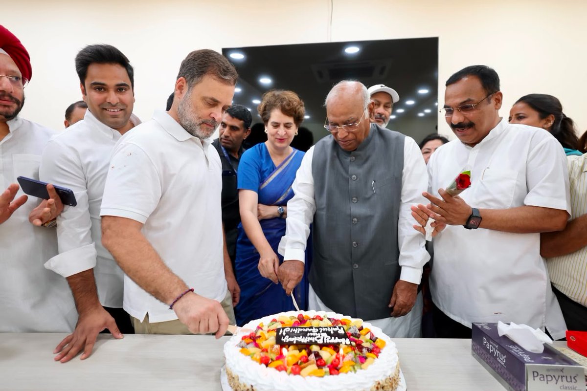 KhemanTandan's tweet photo. जननायक, युवाओं, छात्रों, किसानों और वंचित वर्गों की आवाज़ को मजबूती से उठाने वाले, संविधान और लोकतांत्रिक मूल्यों की रक्षा के लिए निरंतर संघर्षरत, नेता प्रतिपक्ष आदरणीय श्री Rahul Gandhi जी को जन्मदिन की हार्दिक बधाई एवं शुभकामनाएँ।

#RahulGandhi #RahulGandhiVoiceOfIndia https://t.co/y3hp1auBo7