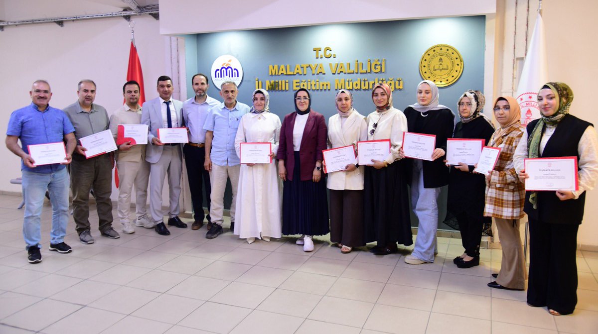 MalatyaMem's tweet photo. İl Müdürümüz Sayın Behçet Bakır, Türkiye Yüzyılı Maarif Modeli İl İzleme Ekibi ile bir araya geldi.

Din Öğretimi Genel Müdürlüğümüz tarafından gönderilen belgeleri ekip üyelerine takdim eden İl Müdürümüz, yürütülen çalışmalar hakkında bilgi aldı. Yapılan özverili çalışmalar dolayısıyla ekip üyelerini tebrik ederek başarılarının devamını diledi.

Türkiye Yüzyılı Maarif Modeli kapsamında gerçekleştirilen izleme ve değerlendirme çalışmalarının, Bakanlığımızın hedefleri doğrultusunda büyük bir titizlikle sürdürüldüğü belirtildi.

@tcmeb @Yusuf__Tekin @SeddarYavuz @drahmetisleyen @meb_dinogretimi @TCMalatyaV @behcet_bakir