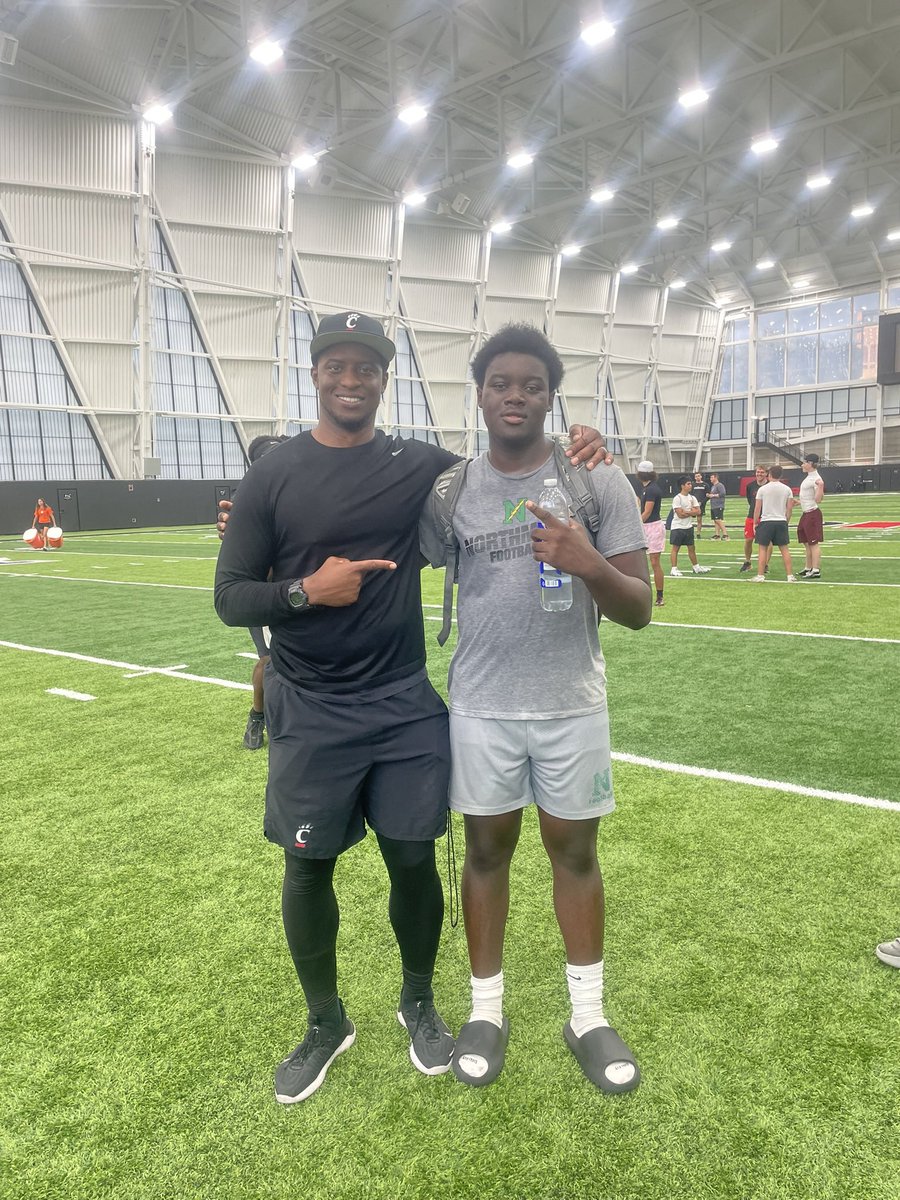 NathanAzagaku's tweet photo. Had a great camp today at  @GoBearcatsFB Thanks to @TheGuruStew for the coaching and insight. It’s always great to learn from the best. @CoachSattUC @CoachNateWoody @AllenTrieu @TomLoy247 @PeterAbrams75 @Coach_Cass @CarolineTart_ @OhiosElite1 @PrepRedzoneOH @Mark__Porter https://t.co/f4W3zJxYHz