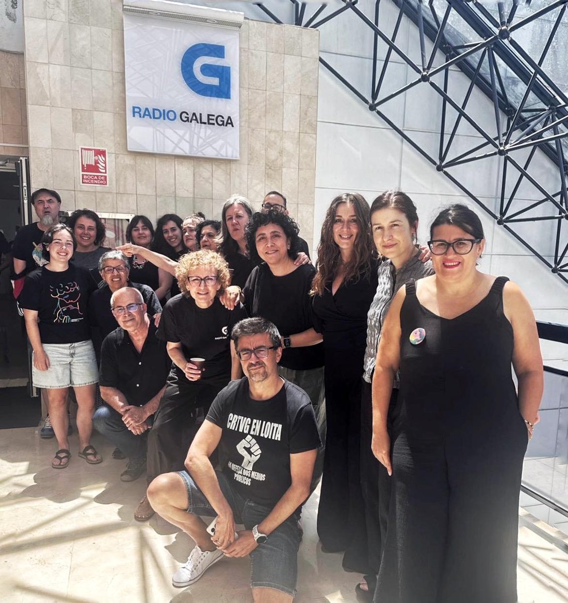 DefendeAGalega's tweet photo. A CRTVG despide hoxe un histórico da televisión e da radio públicas. O Agro, o Telexornal, o Diario Cultural... son só algúns dos lugares onde Anxo Quintela fixo xornalismo ao servizo dun país e Defendendo sempre A Galega. Botarémoste de menos, compañeiro❤️

#VenresNegro422CRTVG https://t.co/HbUvUsvdOc