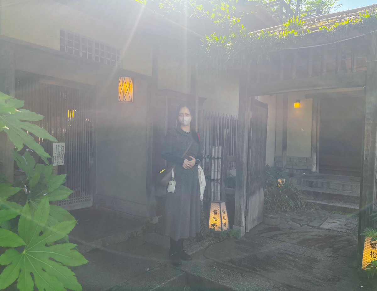 inoue_7's tweet photo. 喫茶去さんの前で写真撮ったら光の具合でなんか降臨したぽくなりました👼
なぜか綺麗な虹も写り込みましたなんでだすごい🌈
ぼたん苑で撮った牡丹の写真も〜 https://t.co/6hwoKGk2Ac