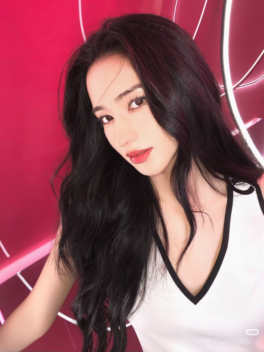 liwanda_archive's tweet photo. Li Wanda Rednote update:

🍒💄
Press the 'play' button on the Chanel Coco Shiny Radio 🔘
#448shinycherrycolor #chanelcocoshinylipgloss 
#LiWanda https://t.co/o0J29rhD9K