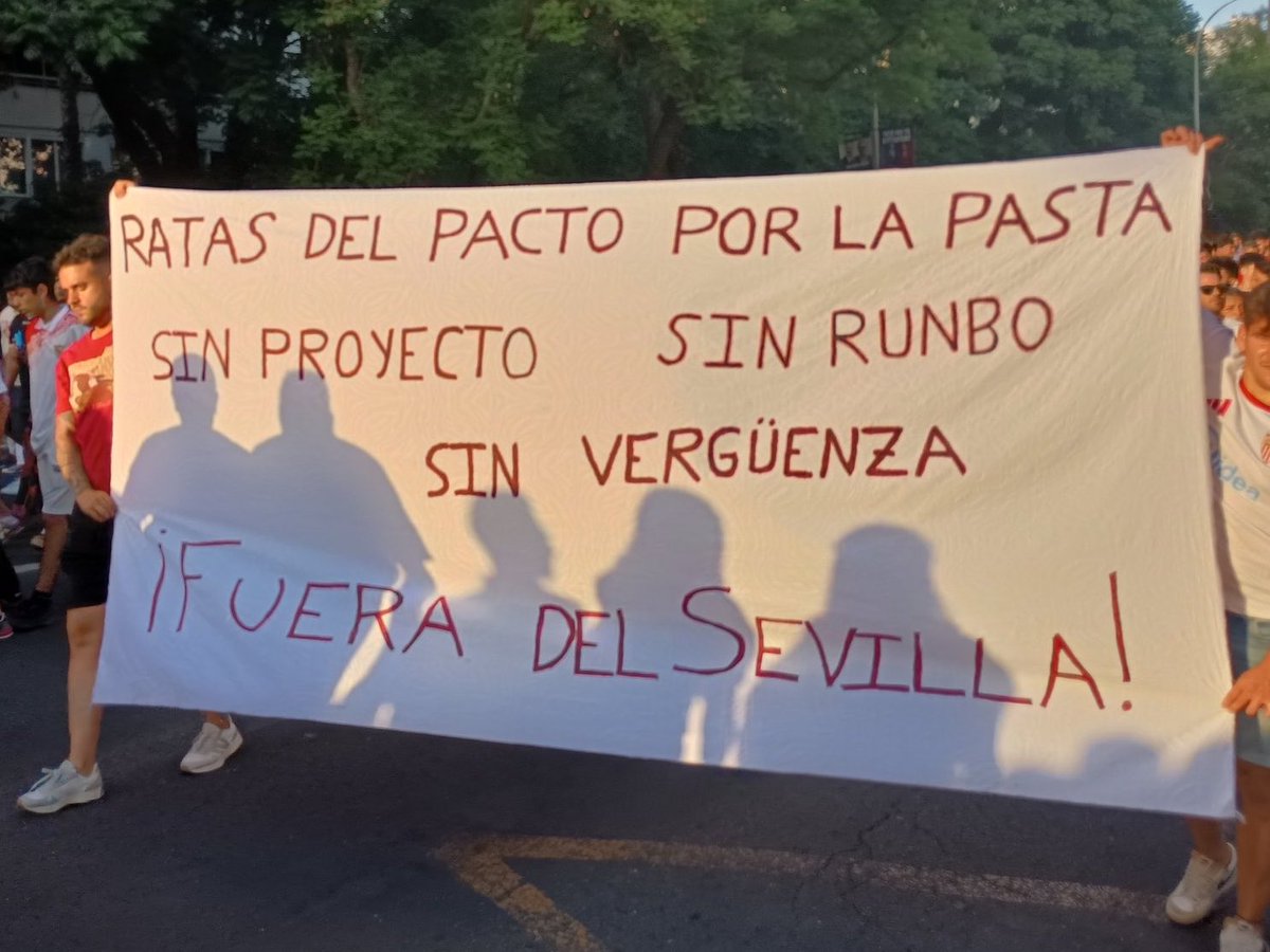 RamonMartinRam2's tweet photo. @javier_santos_g @Domingo222776 @Luis86143429 Como va a ser capaz? Ya lo ha demostrao. Capaz es de ser el que hizo la pancartita https://t.co/oFuuQL0iCT
