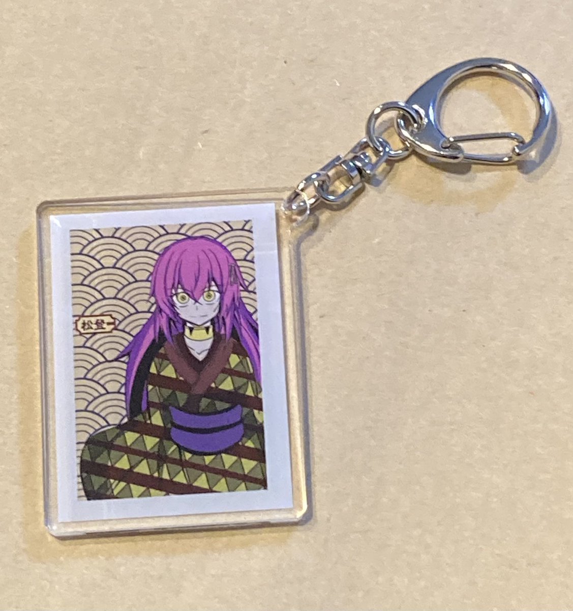 guzzuhanbai's tweet photo. ☆刃ノ眼グッズの豆知識☆   

「扉絵カラーイラスト」のアクリルキーホルダーの実物を写真でご紹介！

透明なアクリルに印刷しているので、イメージ画像よりも少し透け感ありますね✨

高さが約5センチで、さりげなくつけられるし、鍵などにつけてもポケットでかさばらずに良い感じですよ https://t.co/M2DIIlfLIY
