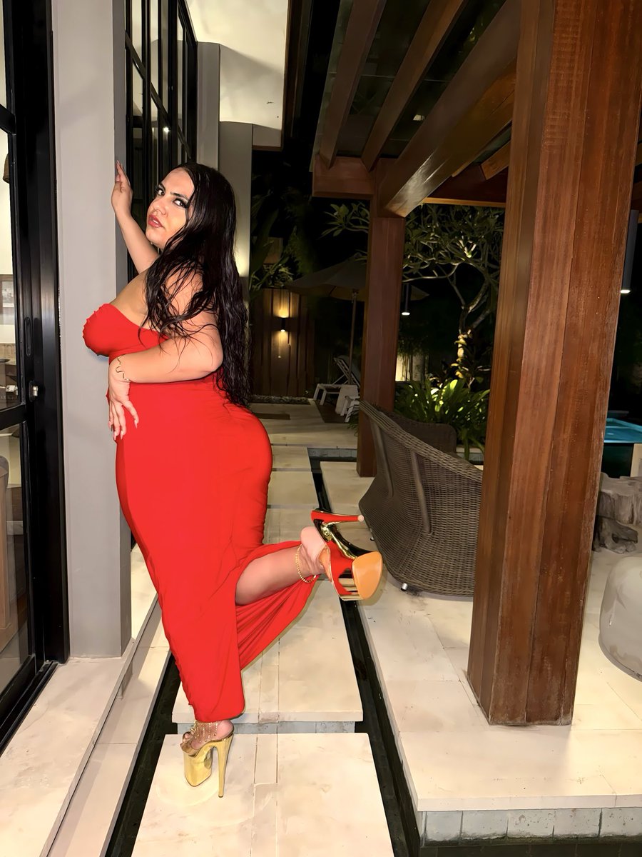 XxQueenRose's tweet photo. Look at me. Face, hair, eyes 
I break you. You crave my heels, you ache for my feet. Want more? Pay. I take mine. Qualify in DMs with proof of means. No noise. https://t.co/K4W1njIdk9