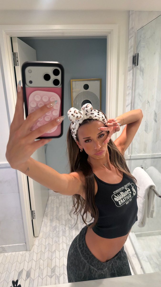 BratAddict1's tweet photo. Happy fist-fucking Friday everyone. here are some more pretty girls to fry your brains to :3 https://t.co/xfNkAUiOyN