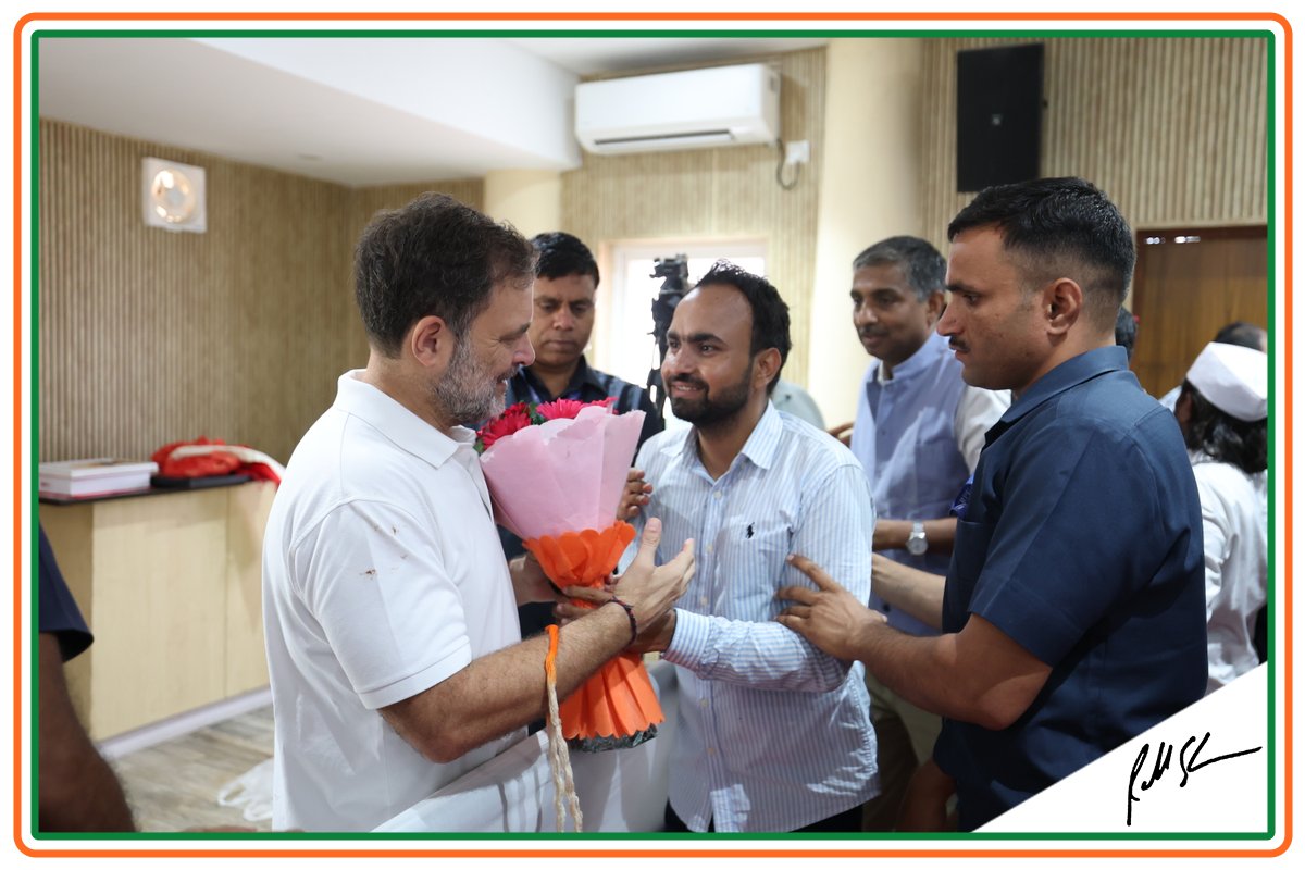 Naveendpyc's tweet photo. लोकसभा नेता प्रतिपक्ष @RahulGandhiजी को आज उनके जन्मदिन के अवसर पर कांग्रेस मुख्यालय पर मिलकर शुभकामनाएँ दी
@Ch_AnilKumarINC @imKhushbooIYC @INCDelhi @IYC https://t.co/anO3k1wtpL