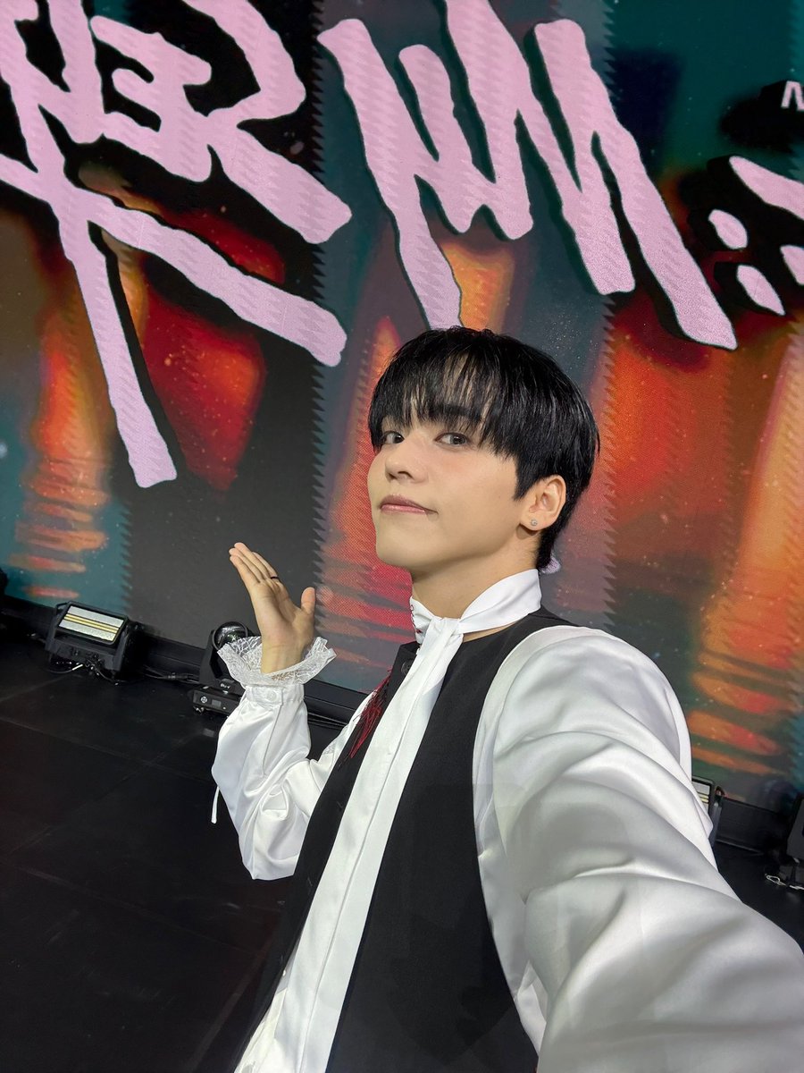 ONF_members's tweet photo. [#유토 #YUTO]
 비 오는 날 함께 해준 퓨즈들 너무 고맙고 새의상이었습니다🖤🤍🚪 https://t.co/B3VrJlWYnd
