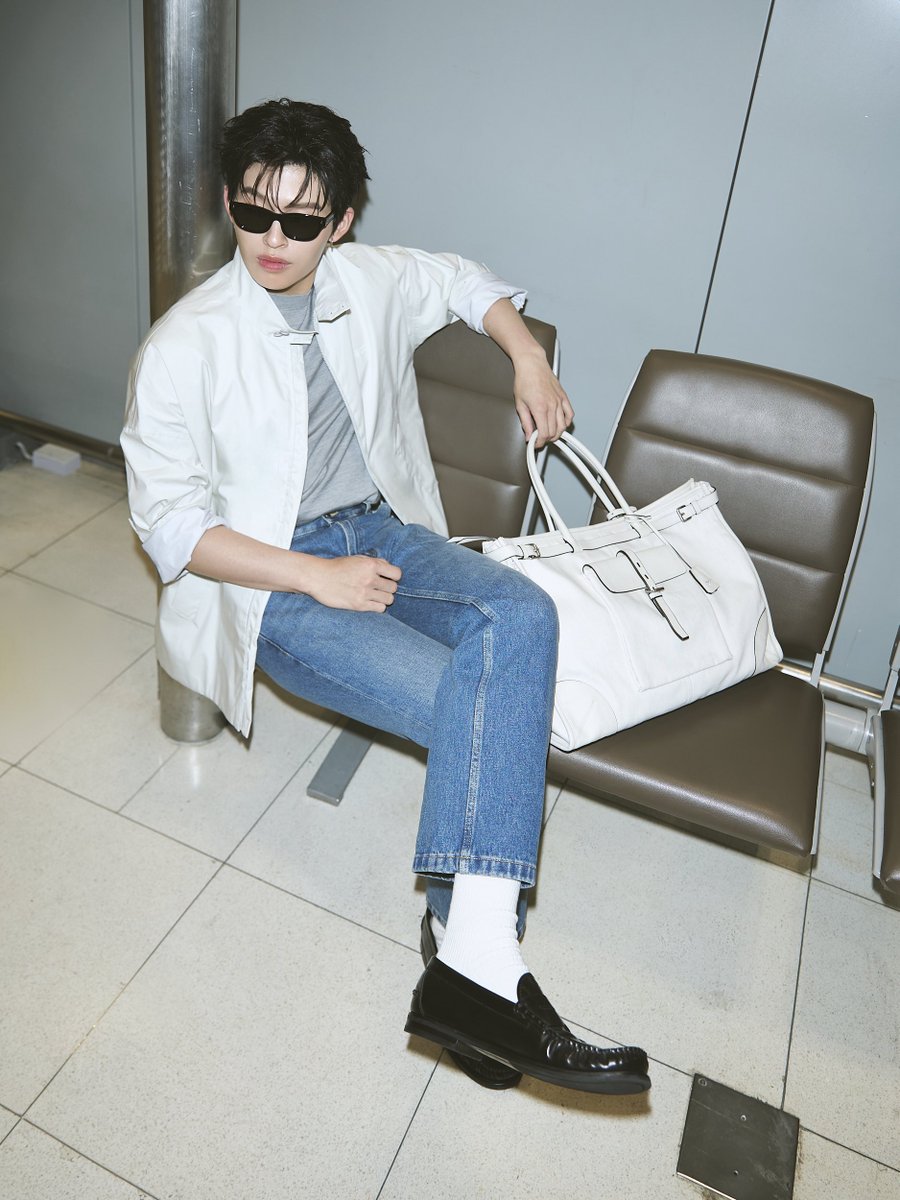 Siam_Paragon's tweet photo. ประมวลภาพแอร์พอร์ตลุคของปอนด์-ณราวิชญ์ (@ppnaravit) พร้อมออกเดินทางสู่มิลาน ประเทศอิตาลี เพื่อเข้าชมแฟชั่นโชว์ Prada คอลเลกชัน Spring Summer 2027 Menswear Show ซึ่งจะจัดขึ้นในวันที่ 21 มิถุนายนนี้ เวลา 19.00 น. ตามเวลาประเทศไทย สามารถรับชมโชว์ผ่านไลฟ์ทาง Prada LINE Official Account โดยปอนด์มาในโททัลลุคจากคอลเลกชัน Days of Summer 2026 พร้อมกระเป๋า Prada Bonnie ดีไซน์ใหม่

แฟนๆ ชาวไทยอัปเดตคอลเลกชันใหม่ได้ที่ Prada ชั้น M และ ชั้น 1 สยามพารากอน

POND X PRADA FLYING TO MILAN

#PradaSS27 #Prada 
#PradaSS27xPond #ppnaravit 
#SiamParagon