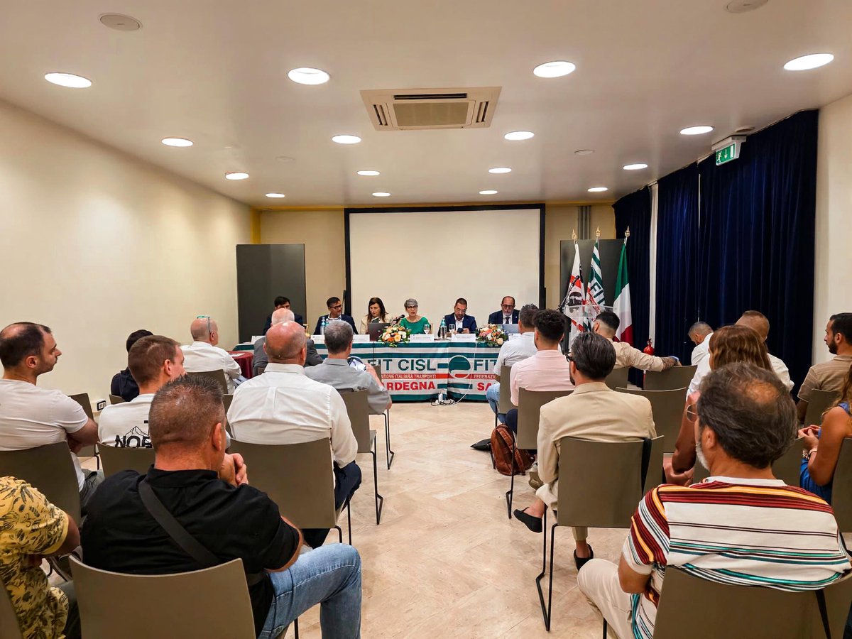 FitCisl's tweet photo. #19giugno 🟢 Il Segretario Generale @FitCisl Monica Mascia ha concluso i lavori del Consiglio Generale @FItCislSardegna, tenutosi questa mattina alla presenza del Segretario Generale @SardegnaCisl Pierluigi Ledda.
🗣️ In Sardegna, ha affermato Mascia, parlare di #trasporti significa parlare di continuità territoriale marittima e aerea, di accessibilità e di diritto alla connessione con il resto del Paese e dell'Europa. L'isola necessita di un sistema integrato e strategico che riduca gli svantaggi dell'insularità e colmi un divario infrastrutturale che pesa da troppo tempo, diventando volano per lo sviluppo economico e la crescita dei territori.
📌 In quest’ottica va potenziata l' #Intermodalità: #porti, #interporti, #strade e #ferrovie devono interagire tra loro in modo efficiente e coordinato per superare l'isolamento strutturale, garantire approvvigionamenti, continuità dei flussi e competitività del tessuto produttivo isolano. Così come sono necessarie risorse destinate al potenziamento della mobilità ferroviaria regionale, una sfida che non si può rimandare.
🔄 No a penalizzazioni dall’Europa. L'applicazione dell’#ETS, il meccanismo europeo sulle #emissioni al trasporto marittimo e aereo, rischia di tradursi in un aggravio strutturale per un'isola senza alternative terrestri. La #transizioneecologica non può diventare una nuova tassa sull'insularità.
🤝 Con #infrastrutture adeguate, investimenti mirati e politiche lungimiranti il #lavoro nei trasporti in Sardegna potrà affrancarsi da stagionalità e precarietà. Perché lavoratrici e lavoratori meritano #occupazione stabile e di qualità e tutto l'anno.
