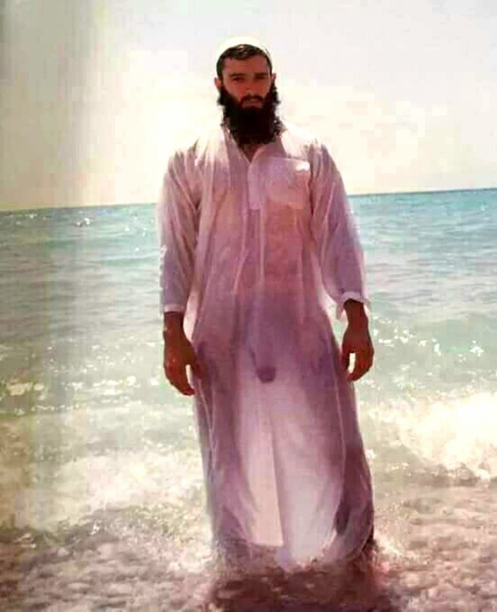 le_chaman's tweet photo. Merci pour ce rappel oukhty 🙏 Je vais mettre mon voile et ma abaya pour éviter de tenter les femmes avec mes yeux de biche, mon corps de Dieu grec et mes poils de Marsupilami ! Je vais aussi me baigner avec ma djellaba de bain halal pour suivre le chemin fisabilillah ! https://t.co/2aS9zmVCVn
