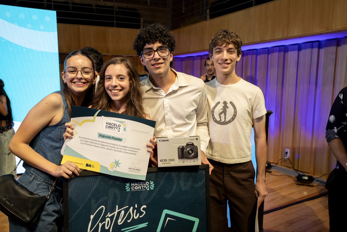 mechimiguel's tweet photo. Estar presentes también puede convertirse en una historia para contar. 🎬

En una nueva edición de Hacelo Corto, lanzamos la cápsula especial Estar Presente, que incluye los ejes Aulas Libres de Celulares y Estar en la Escuela, para que los estudiantes reflexionen y creen cortometrajes sobre el valor de compartir experiencias, participar y construir vínculos.

Una invitación a mirar, escuchar y encontrarse con otros desde la creatividad y el trabajo en equipo.

Conocé más en https://t.co/9ectCZnhWB