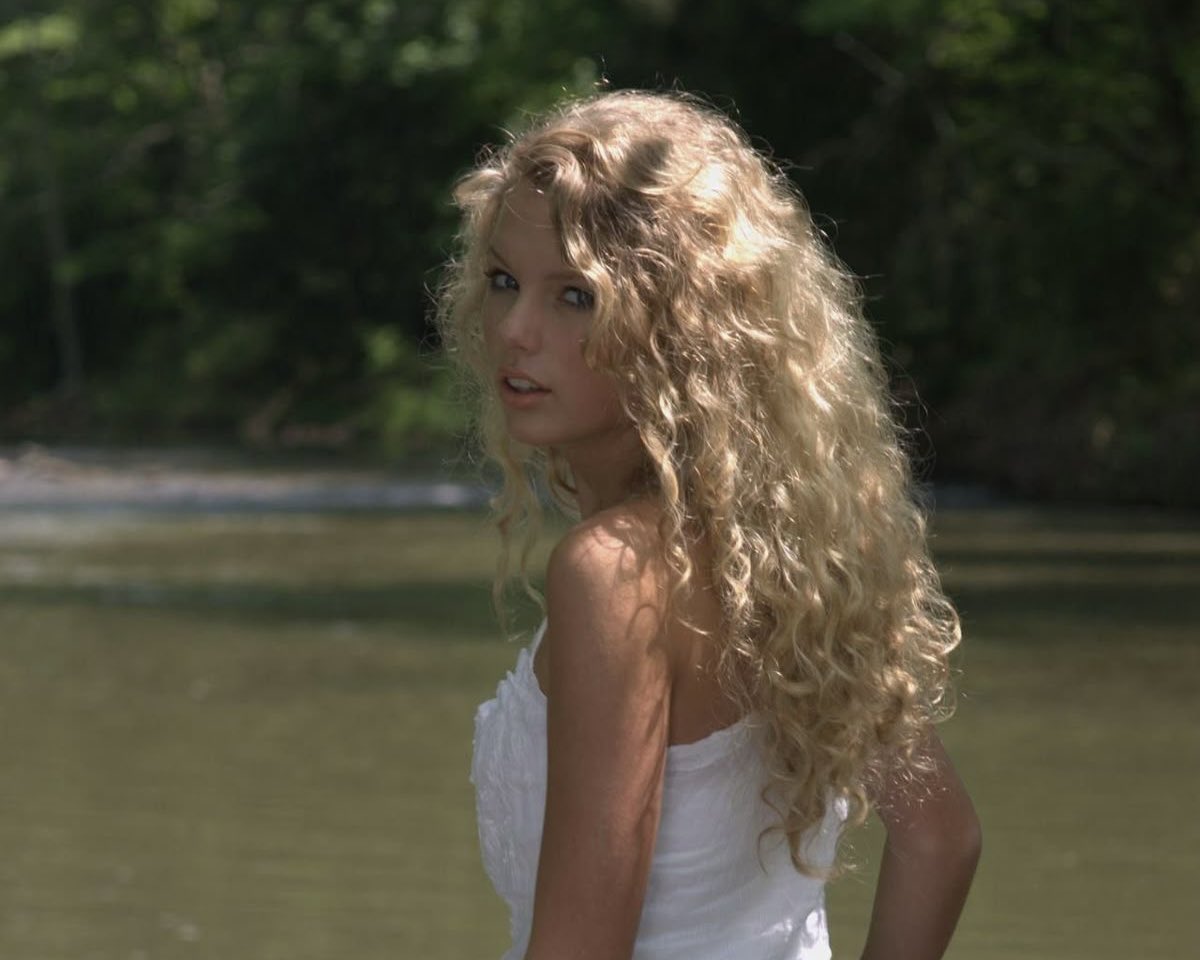 vinylfolklore's tweet photo. i feel so maternal towards debut taylor like that’s my baby girl https://t.co/YTW3mJxkRR