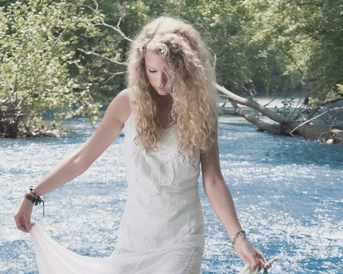 vinylfolklore's tweet photo. i feel so maternal towards debut taylor like that’s my baby girl https://t.co/YTW3mJxkRR