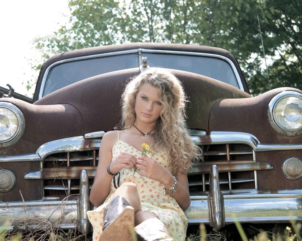 vinylfolklore's tweet photo. i feel so maternal towards debut taylor like that’s my baby girl https://t.co/YTW3mJxkRR