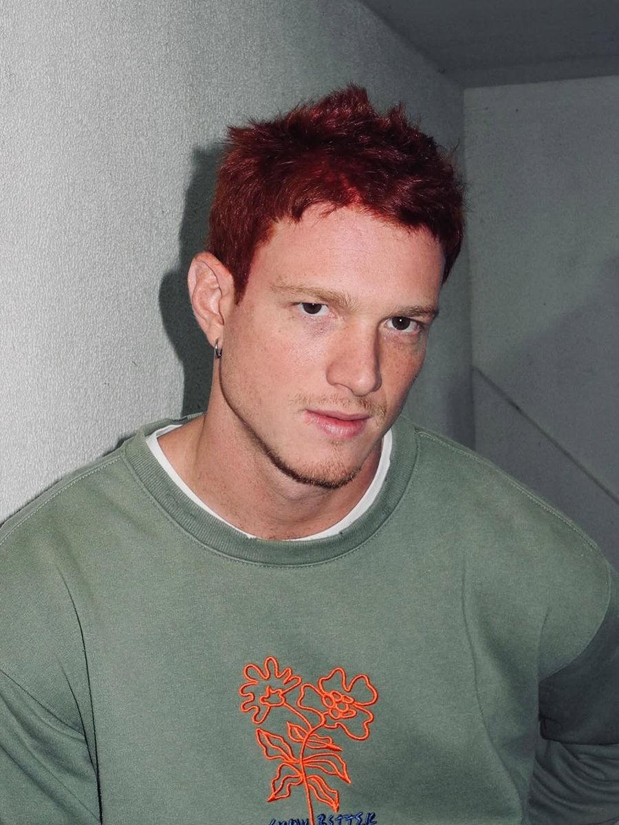 papelpop's tweet photo. Pedro Novaes fez um extreme makeover no visual após dar vida ao seu Alexandre no filme inspirado em “A Viagem”. O nepobaby mais gato do mundinho dos famosos apostou em um ruivo fechado e bem denso. A nova cor não está atrelada a novos projetos e foi apenas uma mudança de cunho pessoal. Gostou? 👀