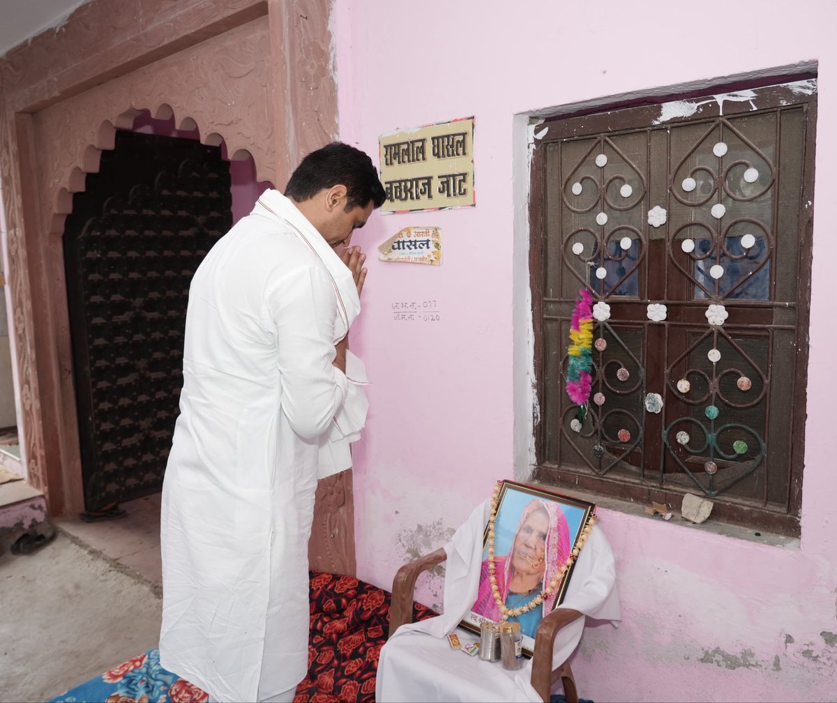 DrVikasAjmer's tweet photo. भिनाय सरपंच संघ के अध्यक्ष व चाम्पानेरी सरपंच श्री बच्छराज घासल जी के निवास स्थान पहुँच कर उनकी दिवंगत माताजी को श्रद्धांजलि अर्पित की। https://t.co/Z6q2Zeinmy