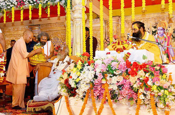 myogiadityanath's tweet photo. श्री अयोध्या धाम की पहचान प्रभु श्री राम की मर्यादा से है। हमें इस पावन मर्यादा को अक्षुण्ण रखना है और किसी को भी इसके साथ खिलवाड़ करने की अनुमति नहीं देनी है।

श्री मणिरामदास छावनी, श्री अयोध्या धाम के पूज्य महंत एवं श्री राम जन्मभूमि तीर्थ क्षेत्र ट्रस्ट के अध्यक्ष श्री नृत्य गोपाल दास जी महाराज के जन्म महामहोत्सव में आज सहभागिता का सौभाग्य प्राप्त हुआ।

इस अवसर पर व्यासपीठ पर विराजमान श्री राम कथा के मर्मज्ञ आचार्य मिथिलेशनन्दिनीशरण जी महाराज व पूज्य साधु-संतों एवं धर्माचार्यों की गरिमामयी उपस्थिति रही।

पूज्य महाराज जी के उत्तम स्वास्थ्य और दीर्घ जीवन की कामना है एवं आयोजन के प्रति मंगलमय शुभकामनाएं।