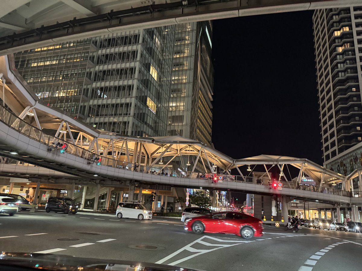 BBee301's tweet photo. お仕事終わりに所用でフラリと目的地へ🚗

金曜日の夜だからかな？どこに行っても人が多くて疲れました😰

明日も朝から予定が盛りだくさんで…

明日は一日中お天気が良くなさそうで☔️💧
どんよりしますが、がんばっていきましょう✊ https://t.co/yxcuJritcJ