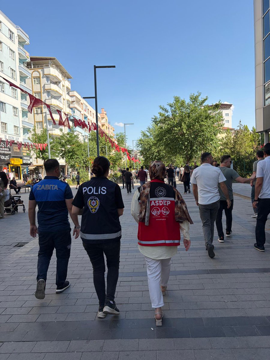 siirtashim's tweet photo. Mobil Ekibimizden Saha Çalışması

Sosyal Hizmet Merkezi Müdürlüğümüz mobil ekipleri, emniyet personelleri ve zabıta ekipleri ile koordinasyon içerisinde saha çalışmalarını sürdürmekteyiz.

Gerçekleştirilen saha çalışmaları kapsamında sosyal hizmet desteğine ihtiyaç duyabileceği değerlendirilen vatandaşlara yönelik gözlem, bilgilendirme ve yönlendirme faaliyetlerinde bulunulmuş, gerekli mesleki çalışmalar başlatılmıştır.

Vatandaşlarımızın sosyal hizmetlere erişimini güçlendirmek amacıyla kurumlar arası iş birliği ve koordinasyon içerisinde yürütülen çalışmalar kararlılıkla devam etmektedir.
@mahinurozdemir @Dr_KemalKzlkaya @tcailesosyal
