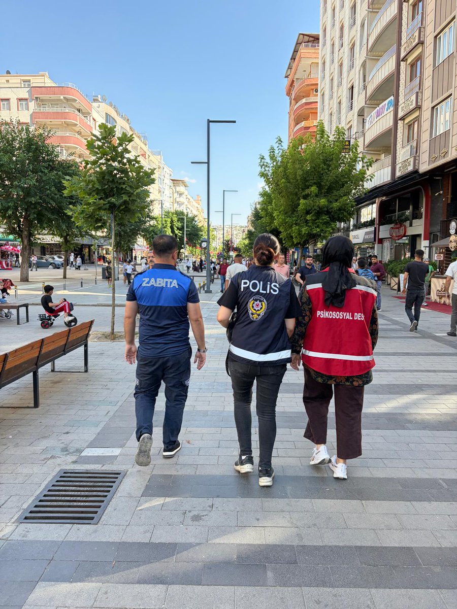 siirtashim's tweet photo. Mobil Ekibimizden Saha Çalışması

Sosyal Hizmet Merkezi Müdürlüğümüz mobil ekipleri, emniyet personelleri ve zabıta ekipleri ile koordinasyon içerisinde saha çalışmalarını sürdürmekteyiz.

Gerçekleştirilen saha çalışmaları kapsamında sosyal hizmet desteğine ihtiyaç duyabileceği değerlendirilen vatandaşlara yönelik gözlem, bilgilendirme ve yönlendirme faaliyetlerinde bulunulmuş, gerekli mesleki çalışmalar başlatılmıştır.

Vatandaşlarımızın sosyal hizmetlere erişimini güçlendirmek amacıyla kurumlar arası iş birliği ve koordinasyon içerisinde yürütülen çalışmalar kararlılıkla devam etmektedir.
@mahinurozdemir @Dr_KemalKzlkaya @tcailesosyal