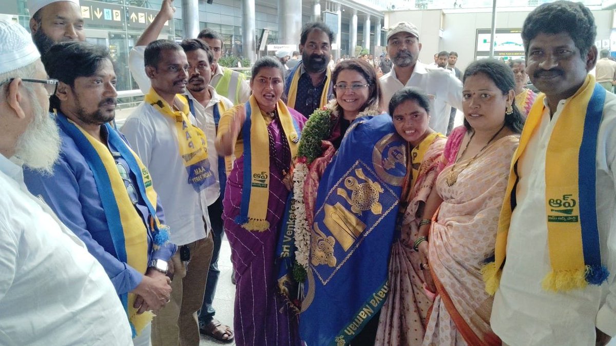 AAPTELANGANA's tweet photo. ఆమ్ ఆద్మీ పార్టీ జాతీయ ప్రధాన ప్రతినిధి మరియు తెలంగాణ రాష్ట్ర వ్యవహారాల ఇన్‌ఛార్జ్ అడ్వకేట్ @PKakkar_ గారు, 'జన చైతన్య సభ'తో సహా తన మూడు రోజుల హైదరాబాద్ పర్యటన నిమిత్తం షంషాబాద్‌లోని రాజీవ్ గాంధీ అంతర్జాతీయ విమానాశ్రయానికి చేరుకోగా వారికి ఘన స్వాగతం లభించింది. @ArvindKejriwal https://t.co/rKltgjmsXQ