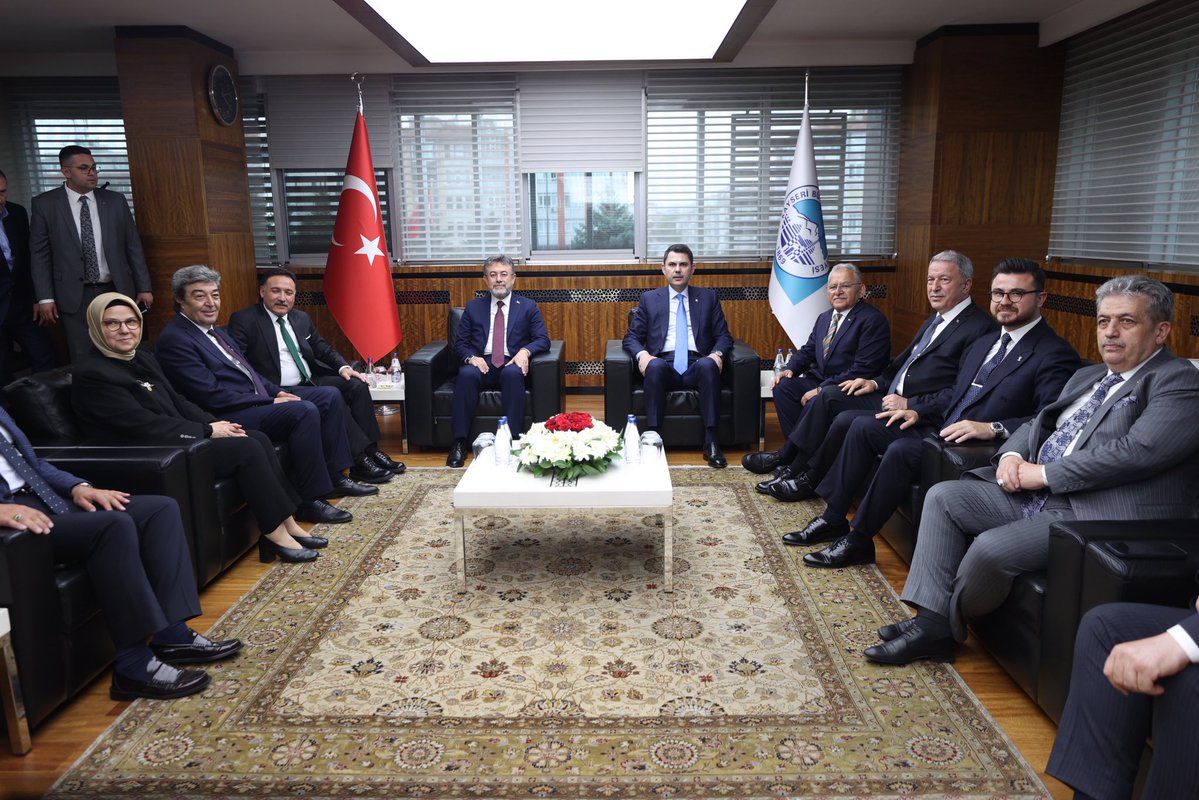 murat_kurum's tweet photo. Tarım ve Orman Bakanımız @ibrahimyumakli ile birlikte Büyükşehir Belediyemizi ve AK Parti Kayseri İl Başkanlığı’mızı ziyaret ettik.

Kayseri’mizin her alanda daha da güçlenmesi, şehrimizin kalkınması, vatandaşlarımızın refahının artması için el birliğiyle çalışmayı sürdüreceğiz. https://t.co/7rl82v2PTU