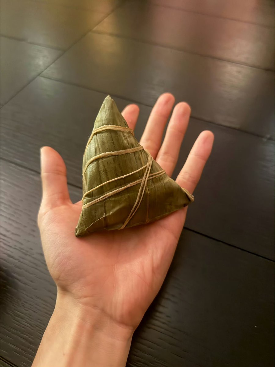 marezora_rin's tweet photo. is the zongzi tiny or are his hands just huge https://t.co/IgLPlnvDOp