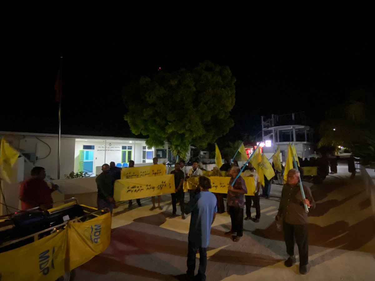 charly_thuthu's tweet photo. މުއިއްޒުގެ ހުދުމުހުތާރު ނާގާބިލް ސަރުކާރާ ދެކޮޅަށް ފ.ފީއަލީ ރައްޔިތުން ތެދެވެއްޖެ 💪 https://t.co/VNf72J6mHk