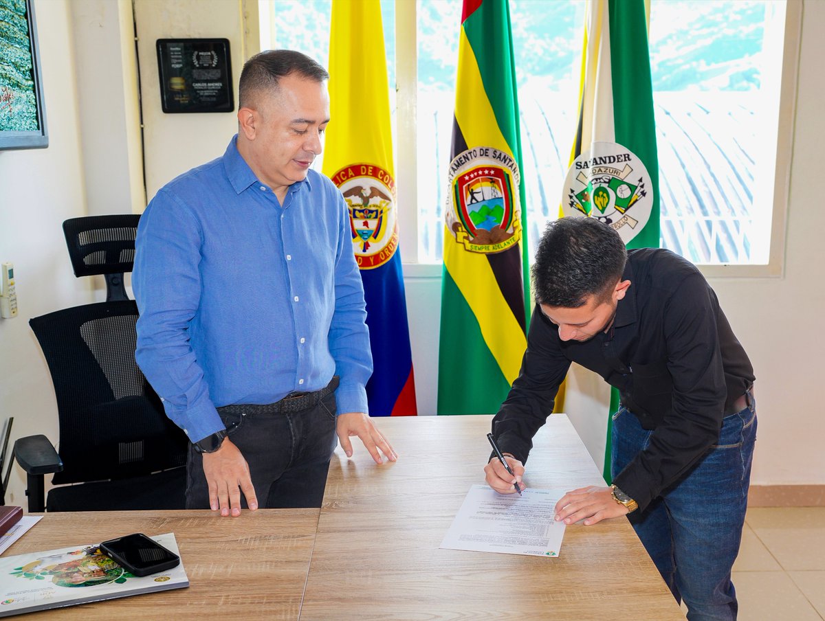 GobdeLandazuri's tweet photo. La Administración Municipal de Landázuri informa a la comunidad que el alcalde municipal, ingeniero Carlos Morales, designó al ingeniero Álvaro Javier Galeano Barbosa como nuevo Secretario de Planeación Municipal. https://t.co/s0QVVXUg7v