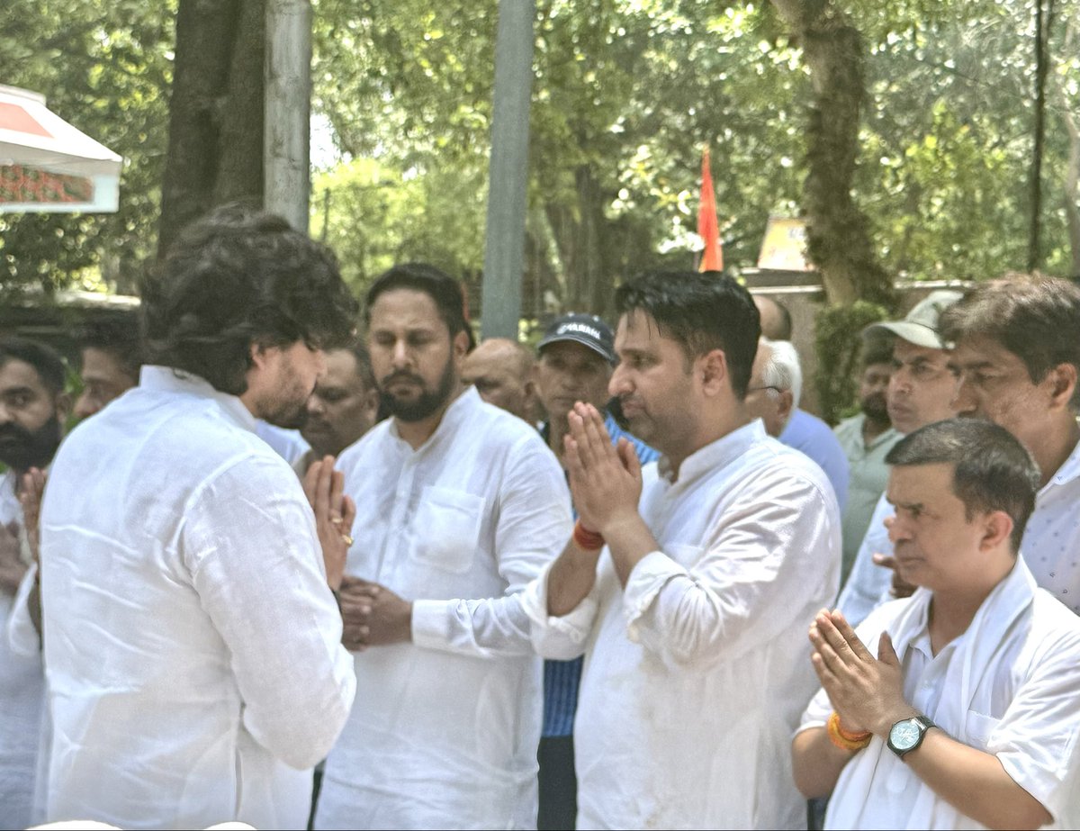 SinghShaktiBJP's tweet photo. भाजयुमो के राष्ट्रीय महामंत्री आदरणीय श्री रोहित चहल जी के पूज्य पिताश्री श्री नरेश चौधरी जी के आकस्मिक निधन का समाचार अत्यंत दुःखद एवं हृदय विदारक है। आज निगम बोध घाट पर पहुँचकर शोकाकुल परिजनों से भेंट की और अपनी विनम्र श्रद्धांजलि अर्पित करते हुए गहन शोक संवेदनाएँ व्यक्त कीं। ईश्वर से प्रार्थना है कि दिवंगत पुण्यात्मा को अपने श्रीचरणों में स्थान प्रदान करें तथा शोक संतप्त परिवारजनों को इस अपार दुःख को सहन करने की शक्ति दें।

ॐ शान्तिः 

#delhi #explorepage #shaktisingh #fyp #bjp