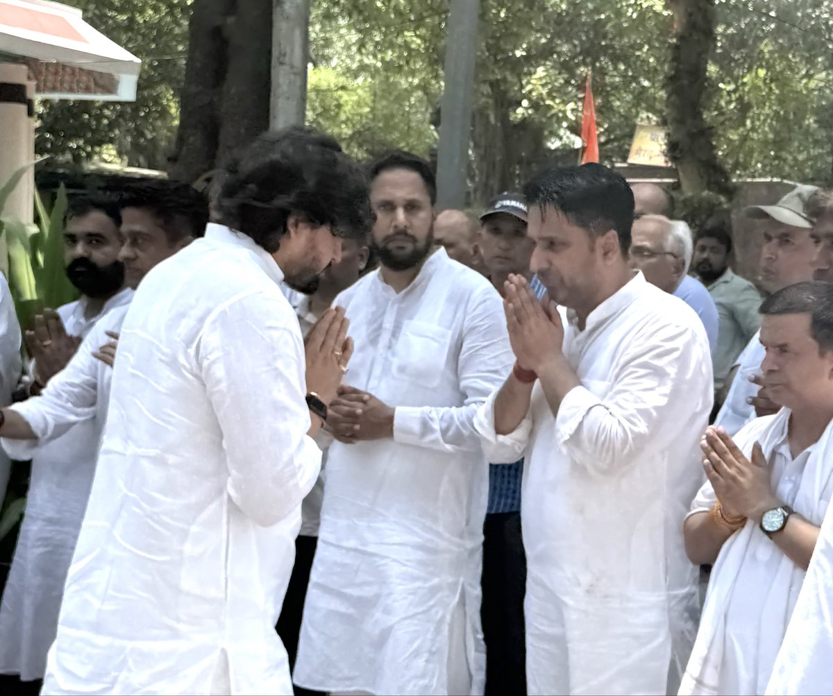 SinghShaktiBJP's tweet photo. भाजयुमो के राष्ट्रीय महामंत्री आदरणीय श्री रोहित चहल जी के पूज्य पिताश्री श्री नरेश चौधरी जी के आकस्मिक निधन का समाचार अत्यंत दुःखद एवं हृदय विदारक है। आज निगम बोध घाट पर पहुँचकर शोकाकुल परिजनों से भेंट की और अपनी विनम्र श्रद्धांजलि अर्पित करते हुए गहन शोक संवेदनाएँ व्यक्त कीं। ईश्वर से प्रार्थना है कि दिवंगत पुण्यात्मा को अपने श्रीचरणों में स्थान प्रदान करें तथा शोक संतप्त परिवारजनों को इस अपार दुःख को सहन करने की शक्ति दें।

ॐ शान्तिः 

#delhi #explorepage #shaktisingh #fyp #bjp