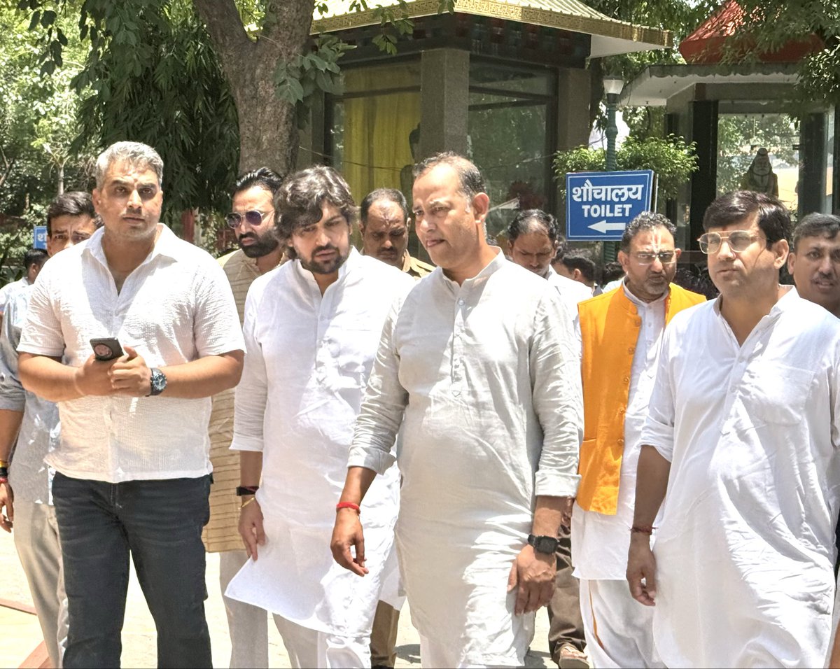 SinghShaktiBJP's tweet photo. भाजयुमो के राष्ट्रीय महामंत्री आदरणीय श्री रोहित चहल जी के पूज्य पिताश्री श्री नरेश चौधरी जी के आकस्मिक निधन का समाचार अत्यंत दुःखद एवं हृदय विदारक है। आज निगम बोध घाट पर पहुँचकर शोकाकुल परिजनों से भेंट की और अपनी विनम्र श्रद्धांजलि अर्पित करते हुए गहन शोक संवेदनाएँ व्यक्त कीं। ईश्वर से प्रार्थना है कि दिवंगत पुण्यात्मा को अपने श्रीचरणों में स्थान प्रदान करें तथा शोक संतप्त परिवारजनों को इस अपार दुःख को सहन करने की शक्ति दें।

ॐ शान्तिः 

#delhi #explorepage #shaktisingh #fyp #bjp