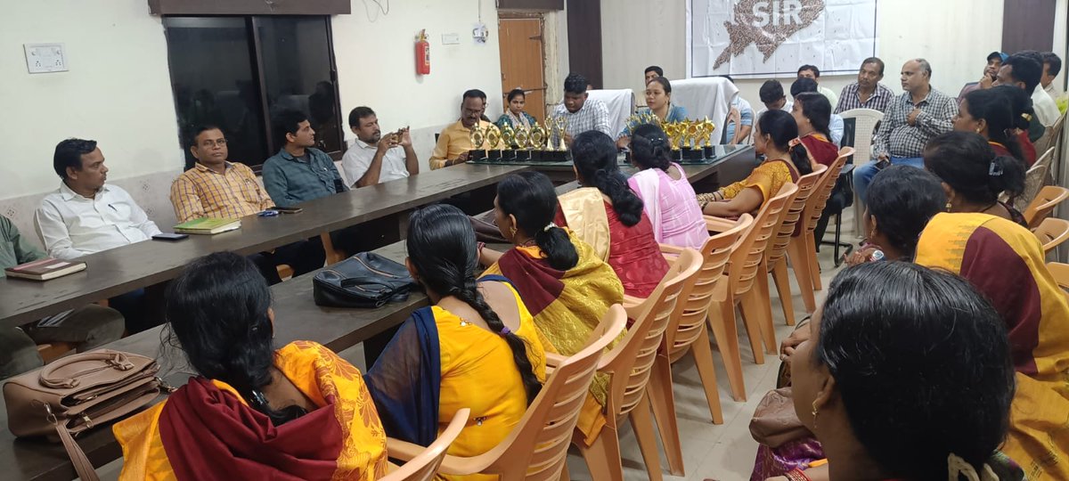 sdmbnj's tweet photo. Review of EF digitisation and appreciation letter given to 16 number of BLOs upon completion of 100% EF digitisation by ERO Aska in the presence of AEROs. 
@Ganjam_Admin 
@OdishaCeo https://t.co/IYIaRnHK88