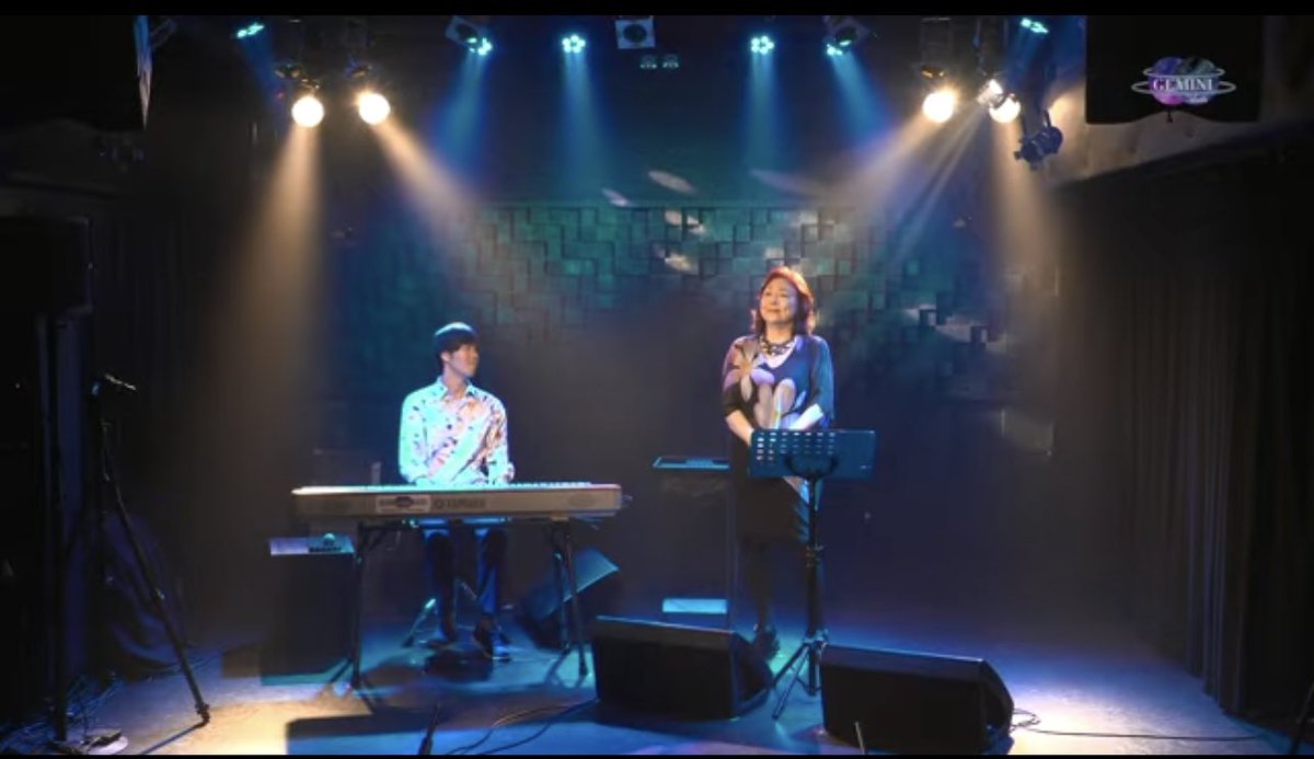 KeikoAi0510's tweet photo. GEMINI Theater Presents
「NOTES  ON  MUSIC」‼️
ナビゲーター: 森真帆
ゲスト:  丸山圭子　Pf.穴水佑輔

いよいよYoutube配信開始‼️
二子玉川のGEMINI Theaterのステージでのトークとライブを、数台のカメラで追いかけて撮影して頂き、映像の美しさも音の良さも感動しました❣️
真帆さんの熱意と、スタッフの方々との連携が、一つになって出来上がった番組の印象です‼️

M1.どうぞこのまま
　　with 森真帆
M2.五線譜を舞う恋

ぜひ、こちらからお楽しみ下さい💕　↓   ↓    ↓

https://t.co/jFo7Zvi0Ne

#森真帆　#GEMINITheater
#NOTESONMUSIC
#丸山圭子　#穴水佑輔