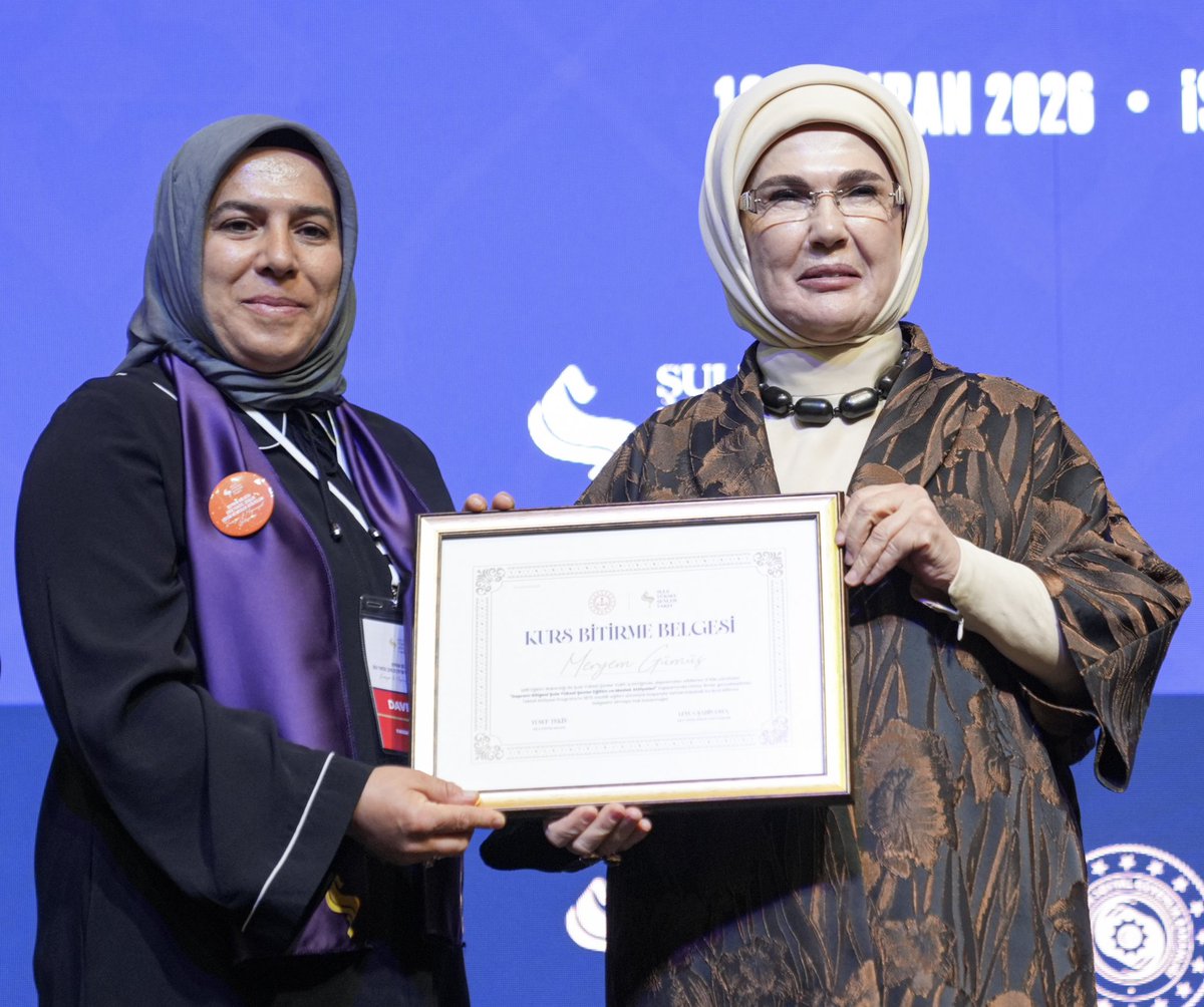 EmineErdogan's tweet photo. Şule Yüksel Şenler Vakfımızın deprem bölgesinde kurduğu eğitim ve meslek atölyelerinden mezun olarak ustalık belgesi almaya hak kazanan kardeşlerimizi yürekten tebrik ediyorum.

Vakfımız, 6 Şubat depremlerinin ardından sürdürülebilir bir iyileşmenin ancak eğitim, üretim ve nitelikli istihdamla mümkün olduğu inancıyla önemli çalışmalara imza attı. 

Millî Eğitim Bakanlığımız, Gençlik ve Spor Bakanlığımız, TOKİ ve AFAD iş birliğiyle hayata geçirilen “İşim Gücüm Olsun Projesi”, depremden etkilenen vatandaşlarımız için umut ve dayanışmanın güçlü bir örneği oldu.

Bugün, 11 ilimizde faaliyette olan 32 atölyemizde, kadınlarımızın mesleki beceriler kazanarak ekonomik hayata katılmaları destekleniyor.

Ayrıca vakfımız ile Çalışma ve Sosyal Güvenlik Bakanlığımız arasında imzalanan protokolle mezun olan kursiyerlerimiz, “İş Gücü Uyum Programı” kapsamında istihdam edilecek.

Böylelikle bir yandan gelir elde ederken diğer yandan mesleki bilgi ve tecrübelerini ilerletmeyi sürdürecekler.

Bu mutluluk verici gelişmenin, deprem bölgesinde yeniden kurulan hayatlara güç, yeşeren umutlara ise yeni ufuklar kazandıracağına yürekten inanıyorum.

Projeye destek veren tüm bakanlıklarımıza, kurumlarımıza, Şule Yüksel Şenler Vakfımıza ve kıymetli eğitmenlerimize en kalbî şükranlarımı sunuyorum. @sysvakfi @tcmeb @gencliksporbak @csgbakanligi @AFADBaskanlik @Toki_Kurumsal