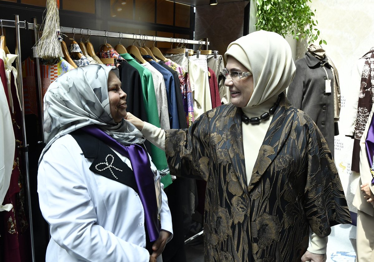 EmineErdogan's tweet photo. Şule Yüksel Şenler Vakfımızın deprem bölgesinde kurduğu eğitim ve meslek atölyelerinden mezun olarak ustalık belgesi almaya hak kazanan kardeşlerimizi yürekten tebrik ediyorum.

Vakfımız, 6 Şubat depremlerinin ardından sürdürülebilir bir iyileşmenin ancak eğitim, üretim ve nitelikli istihdamla mümkün olduğu inancıyla önemli çalışmalara imza attı. 

Millî Eğitim Bakanlığımız, Gençlik ve Spor Bakanlığımız, TOKİ ve AFAD iş birliğiyle hayata geçirilen “İşim Gücüm Olsun Projesi”, depremden etkilenen vatandaşlarımız için umut ve dayanışmanın güçlü bir örneği oldu.

Bugün, 11 ilimizde faaliyette olan 32 atölyemizde, kadınlarımızın mesleki beceriler kazanarak ekonomik hayata katılmaları destekleniyor.

Ayrıca vakfımız ile Çalışma ve Sosyal Güvenlik Bakanlığımız arasında imzalanan protokolle mezun olan kursiyerlerimiz, “İş Gücü Uyum Programı” kapsamında istihdam edilecek.

Böylelikle bir yandan gelir elde ederken diğer yandan mesleki bilgi ve tecrübelerini ilerletmeyi sürdürecekler.

Bu mutluluk verici gelişmenin, deprem bölgesinde yeniden kurulan hayatlara güç, yeşeren umutlara ise yeni ufuklar kazandıracağına yürekten inanıyorum.

Projeye destek veren tüm bakanlıklarımıza, kurumlarımıza, Şule Yüksel Şenler Vakfımıza ve kıymetli eğitmenlerimize en kalbî şükranlarımı sunuyorum. @sysvakfi @tcmeb @gencliksporbak @csgbakanligi @AFADBaskanlik @Toki_Kurumsal