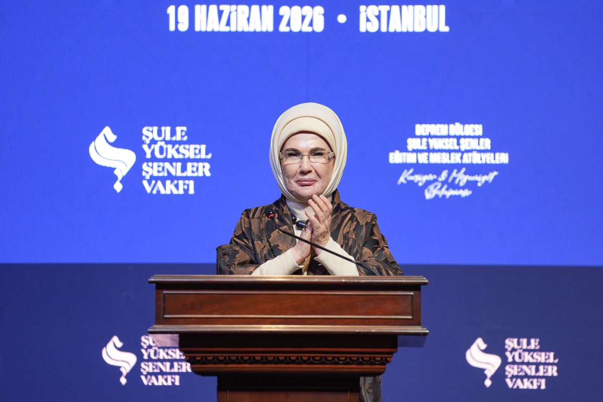 EmineErdogan's tweet photo. Şule Yüksel Şenler Vakfımızın deprem bölgesinde kurduğu eğitim ve meslek atölyelerinden mezun olarak ustalık belgesi almaya hak kazanan kardeşlerimizi yürekten tebrik ediyorum.

Vakfımız, 6 Şubat depremlerinin ardından sürdürülebilir bir iyileşmenin ancak eğitim, üretim ve nitelikli istihdamla mümkün olduğu inancıyla önemli çalışmalara imza attı. 

Millî Eğitim Bakanlığımız, Gençlik ve Spor Bakanlığımız, TOKİ ve AFAD iş birliğiyle hayata geçirilen “İşim Gücüm Olsun Projesi”, depremden etkilenen vatandaşlarımız için umut ve dayanışmanın güçlü bir örneği oldu.

Bugün, 11 ilimizde faaliyette olan 32 atölyemizde, kadınlarımızın mesleki beceriler kazanarak ekonomik hayata katılmaları destekleniyor.

Ayrıca vakfımız ile Çalışma ve Sosyal Güvenlik Bakanlığımız arasında imzalanan protokolle mezun olan kursiyerlerimiz, “İş Gücü Uyum Programı” kapsamında istihdam edilecek.

Böylelikle bir yandan gelir elde ederken diğer yandan mesleki bilgi ve tecrübelerini ilerletmeyi sürdürecekler.

Bu mutluluk verici gelişmenin, deprem bölgesinde yeniden kurulan hayatlara güç, yeşeren umutlara ise yeni ufuklar kazandıracağına yürekten inanıyorum.

Projeye destek veren tüm bakanlıklarımıza, kurumlarımıza, Şule Yüksel Şenler Vakfımıza ve kıymetli eğitmenlerimize en kalbî şükranlarımı sunuyorum. @sysvakfi @tcmeb @gencliksporbak @csgbakanligi @AFADBaskanlik @Toki_Kurumsal