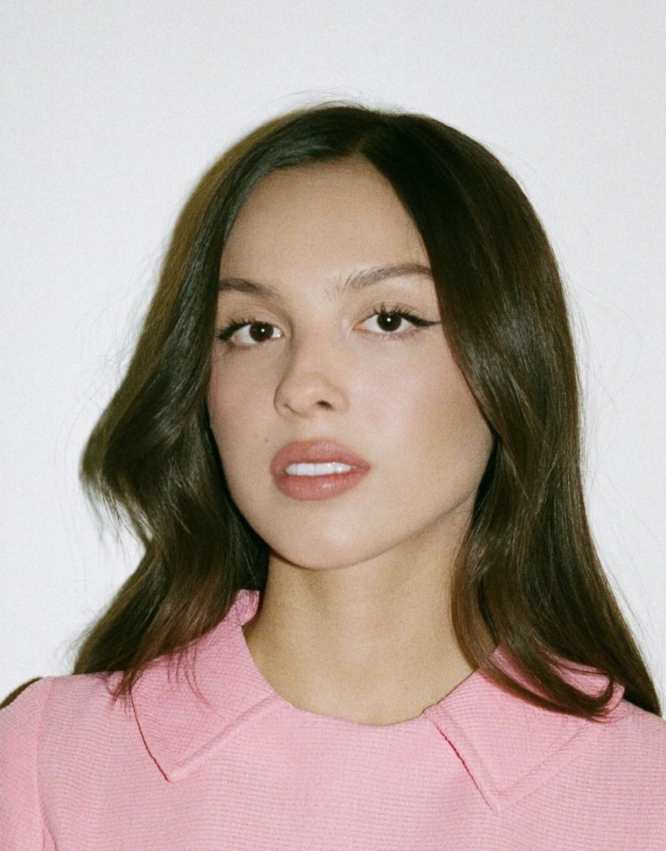 accessoliviabr's tweet photo. Com Olivia Rodrigo completando uma semana em #1 no Top Artistas Global do Spotify, ela conquistou os seguintes recordes:

• Primeira artista da Geração Z
• Primeira ex-act feminina
• Primeira artista que debutou nesta década
• Artista mais jovem da história
• Segunda artista feminina a alcançar o feito