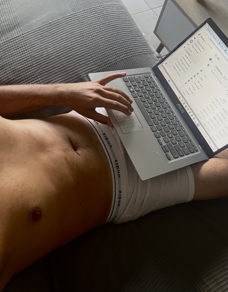 Valentin_wow_'s tweet photo. Plutôt sympa les cours en visio 😅

#gay #frenchboy #gayboy https://t.co/Pwfr0VpVp9