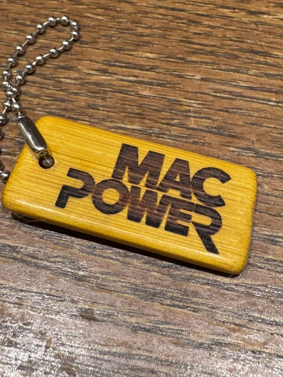 nobi's tweet photo. #MACPOWER 同窓会
1990年夏、選択肢は2つに分かれていた。中学時代から読んでてコンピューティングの最先端を扱うリーダー的雑誌「月刊アスキー」と、半年前に創刊したばかりのアスキーのMac専門誌、MACPOWER。MACPOWERはアスキーの媒体とは思えないほど技術的知識が薄い自動車雑誌とか一般誌からの編集者の寄せ集めで企画力、編集力は高かったけど技術的理解が恐ろしく低かった。当時、勝手にアスキーにシンパシー感じてた私はアスキーの雑誌なのに、ここまで技術的シロウトばかりで作ってることがブランディング的にどうなのか勝手に心配して放って置けなくて月刊アスキーのバイトが決まっていたのに、当時の編集長/副編集長が「月アスとは話をつけておいた」という嘘を信じてMACPOWERに専念した。でも、そこで培った技術詳しくない一般消費者目線が今でも自分の書き方の最大の特徴だと思っている。常に1番興味が無さそうな人にどのように興味を持ってもらうかを第一に考え、執筆方法だけでなくデザイナーと行うページデザインの打ち合わせにも可能な限り参加していた。文章削るのが苦手であまり寄与できてなかったけど、ホワイトスペースの重要性も他のどの筆者よりも理解していた(けど、削れずそこを文字で埋めていたら)と思う。