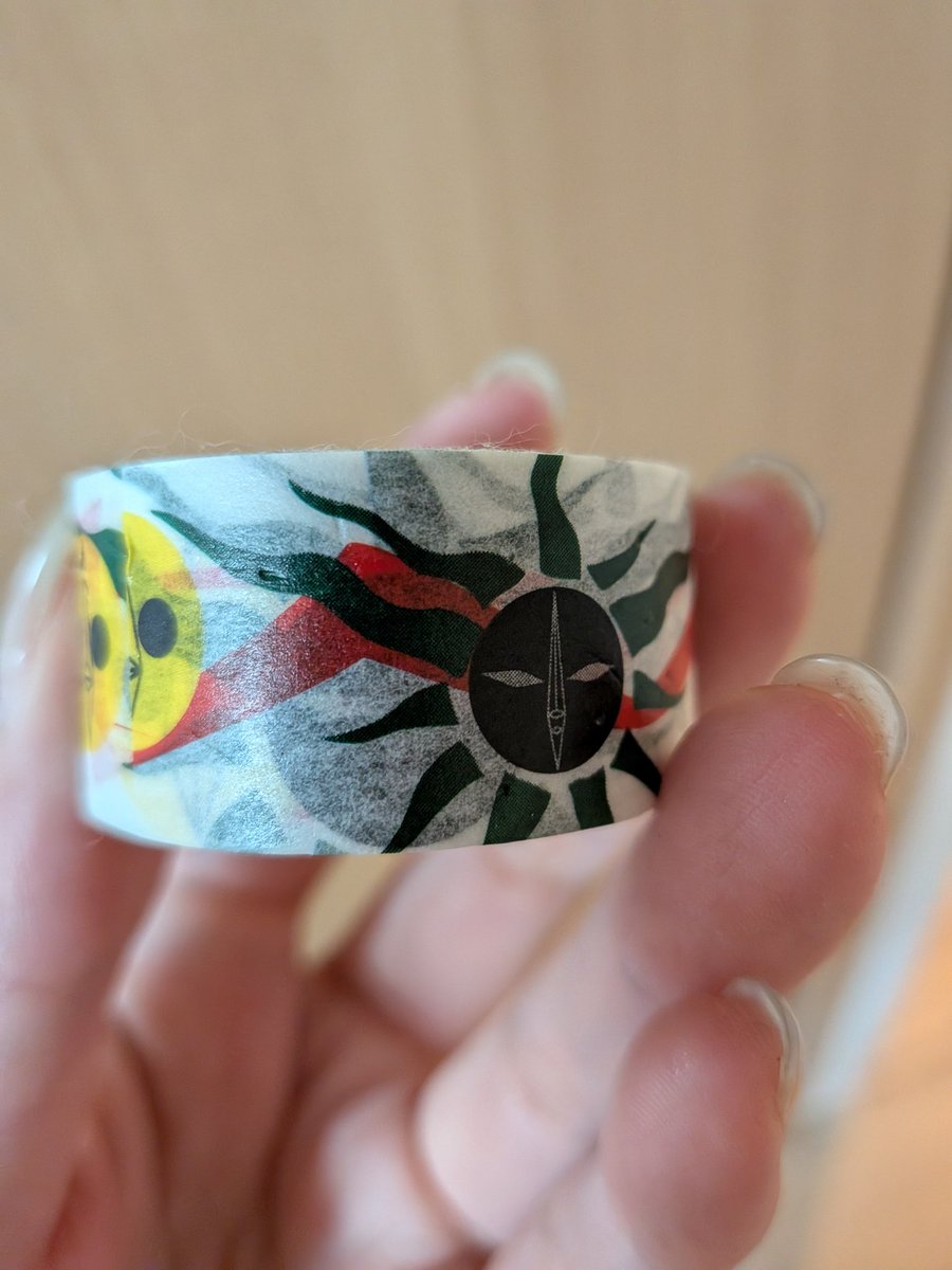 yoshi_ham's tweet photo. 何年か前に太陽の塔で買ったマステ
なんも使い道なくて放置してたら猫が転がして遊んでたわ…
もうお土産でマステ買うのやめよう… https://t.co/Vet7gTV8Y2