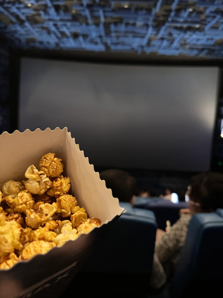 KevinJIUSA's tweet photo. 節日の雰囲気の中で、一人で映画をゆっくり楽しむ https://t.co/p0EIFhyJIA