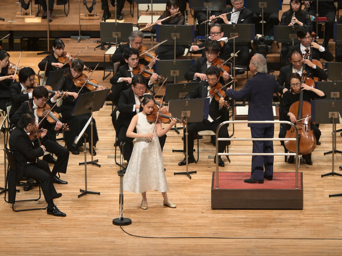 NHKSO_Tokyo's tweet photo. #N響 第2068回 定期公演 Cプログラム 1日目
2026年6月19日(金)
NHKホール

#nhkso #TadaakiOtaka #HIMARI

指揮：尾高忠明
ヴァイオリン：HIMARI

シベリウス／アンダンテ・フェスティーヴォ
シベリウス／ヴァイオリン協奏曲 ニ短調 作品47

N響6月定期公演Cプログラム1日目が終演しました🎶

前半はシベリウスの叙情性あふれる曲目。《アンダンテ・フェスティーヴォ》で温かな祝祭が奏でられ、続く《ヴァイオリン協奏曲》では、独奏のHIMARIによる圧巻の技術と表現力で、会場を大きな感動と高揚感に包み込む華麗な演奏となりました✨