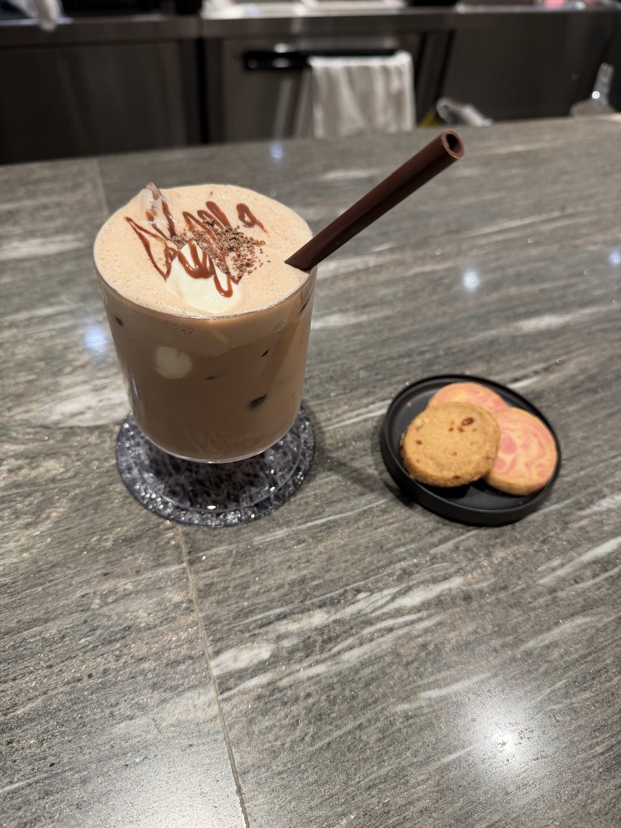 mami090925's tweet photo. 羽田第2ターミナル 国際線
Suite Lounge🤍

第2ターミナル限定？
らしいのでパンケーキ注文しました💭

バーカウンターも最高に美味しい飲み物すぎる！！

お酒弱いので我慢したのですが、海凪飲みたかった😭皆さん飲んでてまじ羨ましかった🫩 https://t.co/pxS60Tw44Z