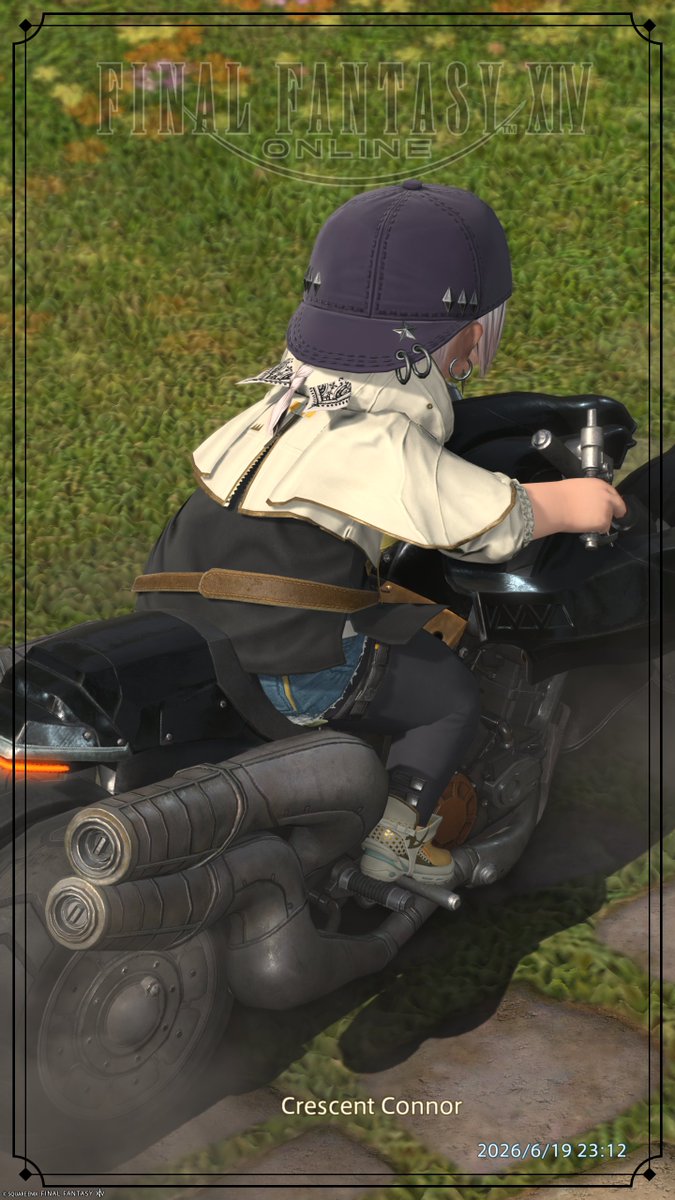 Crescent_FF14's tweet photo. バイクとの相性がめっちゃイイッです👍️
シューズもよくできてます👍️
#FF14 #FFXIV #ネオシチズン・コスチュームセット https://t.co/g0X5LirW1t