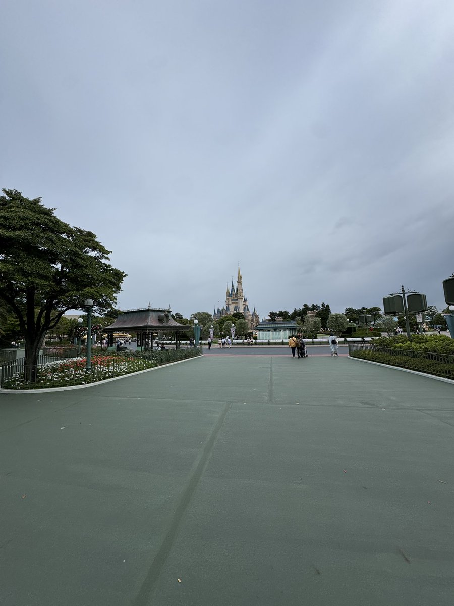 himawaridaa22's tweet photo. こんなガラガラなディズニーランド久しぶりに見た
コロナ禍思い出す https://t.co/twUr3Bagos