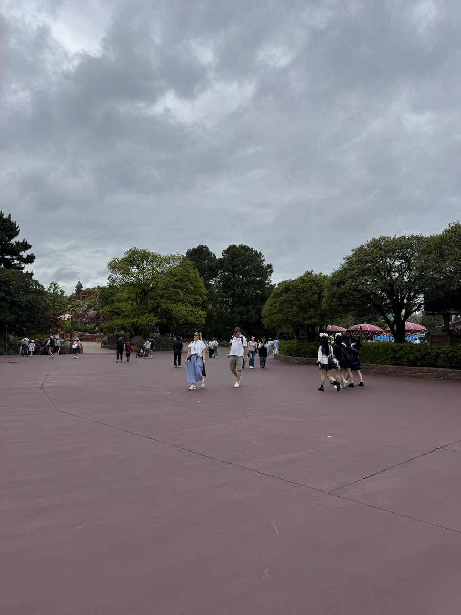himawaridaa22's tweet photo. こんなガラガラなディズニーランド久しぶりに見た
コロナ禍思い出す https://t.co/twUr3Bagos